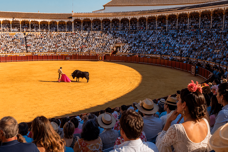 Plaza de Toros de Jerez durante la Feria del Caballo con torero en el ruedo y público en las gradas