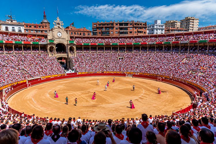 Corrida de toros en San Fermín con la plaza de Pamplona llena de público